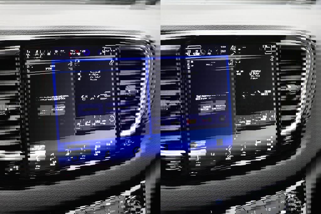 Used 2025 Chrysler Pacifica Select image 21