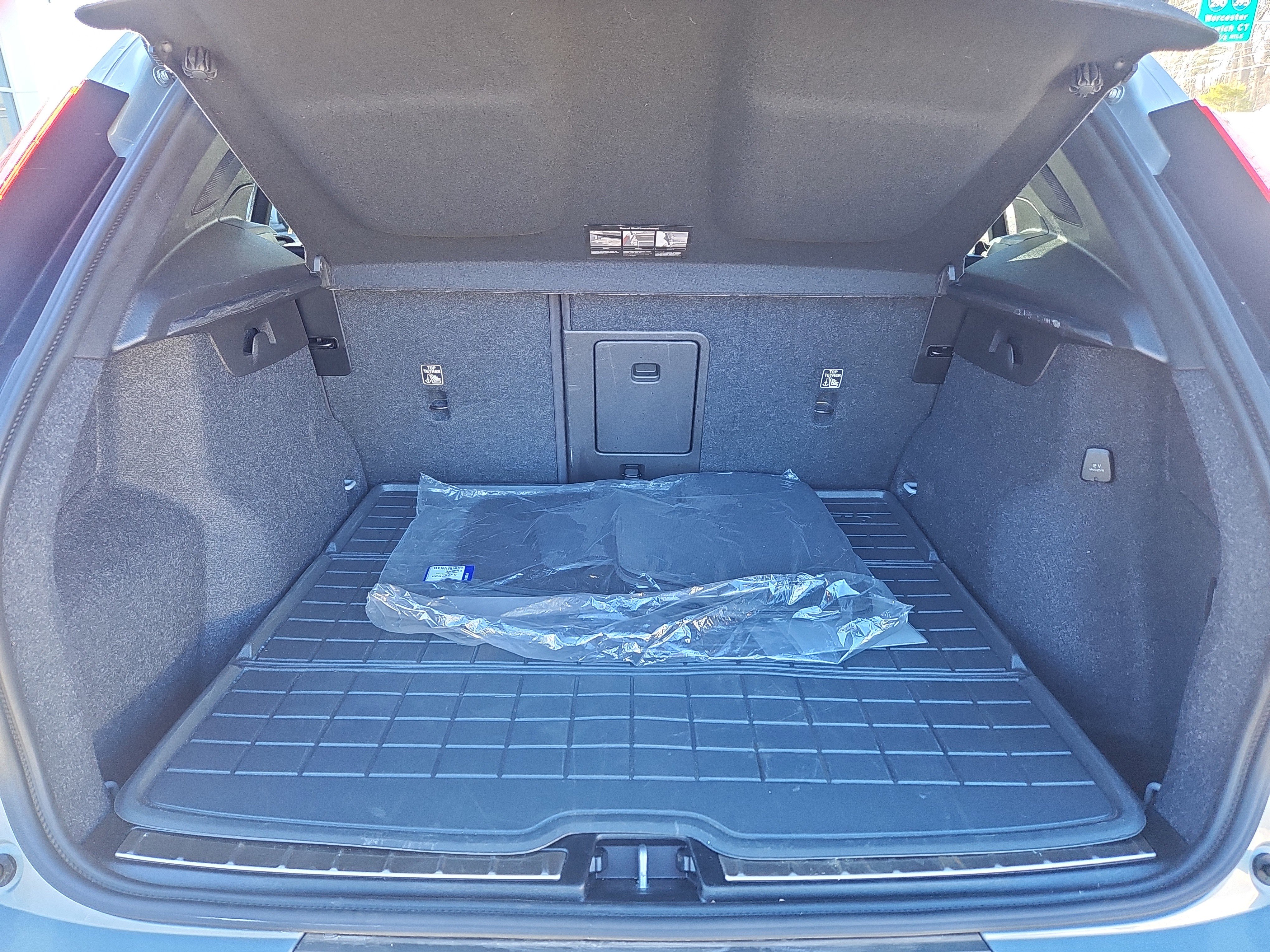 Used 2025 Volvo XC40 B5 Ultra w/ Climate Package image 34