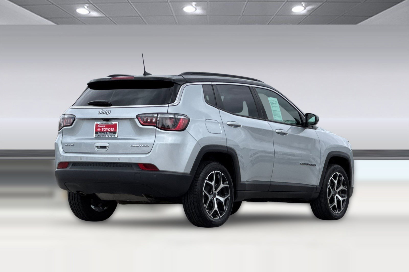 Used 2025 Jeep Compass Limited AWD/4WD image 3