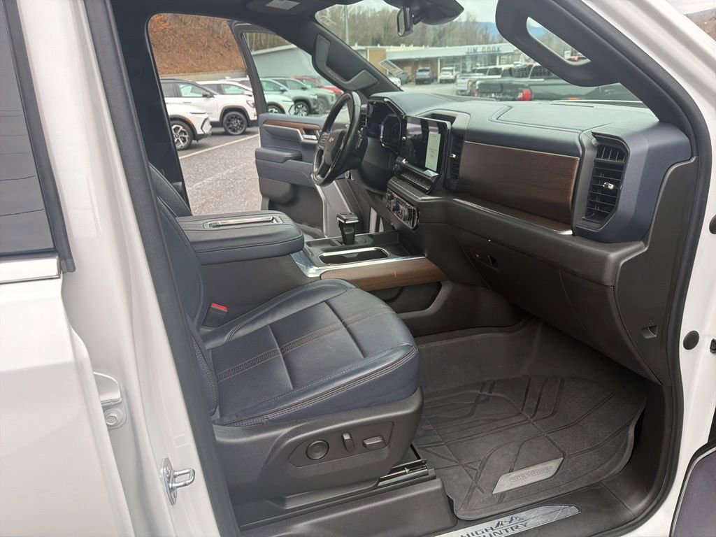 Used 2022 Chevrolet Silverado 1500 High Country w/ High Country Premium Package image 17