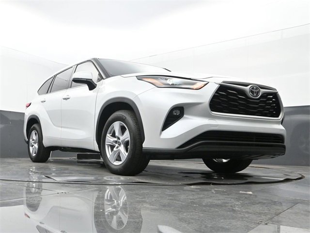 Used 2022 Toyota Highlander LE image 26