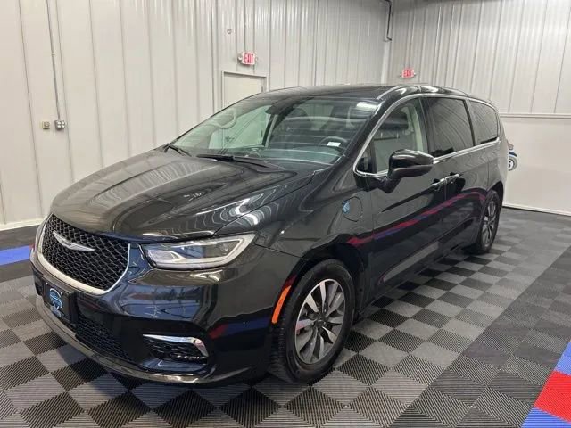Used 2023 Chrysler Pacifica Touring-L image 6