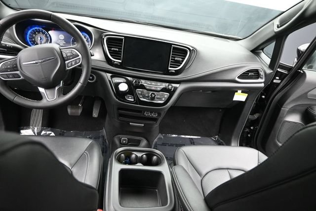 Certified 2025 Chrysler Pacifica Select AWD/4WD image 9