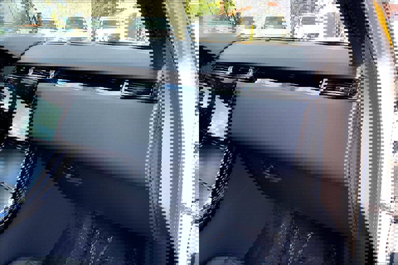 Used 2025 Land Rover Range Rover Velar Dynamic SE image 17