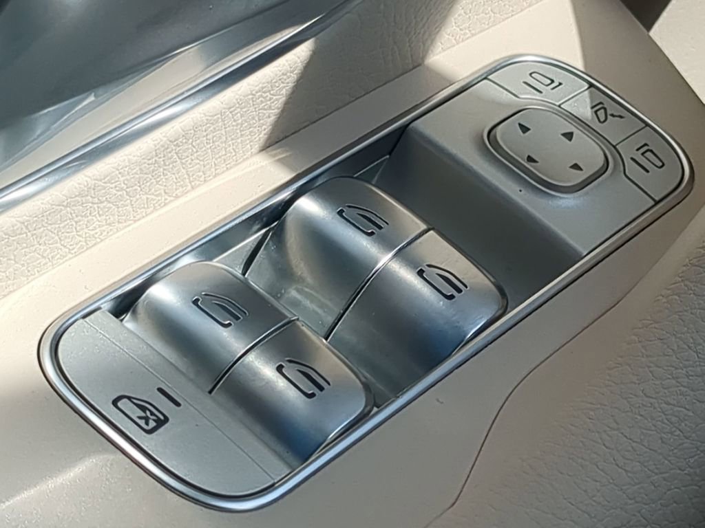 Used 2025 Mercedes-Benz GLE 450e 4MATIC image 11