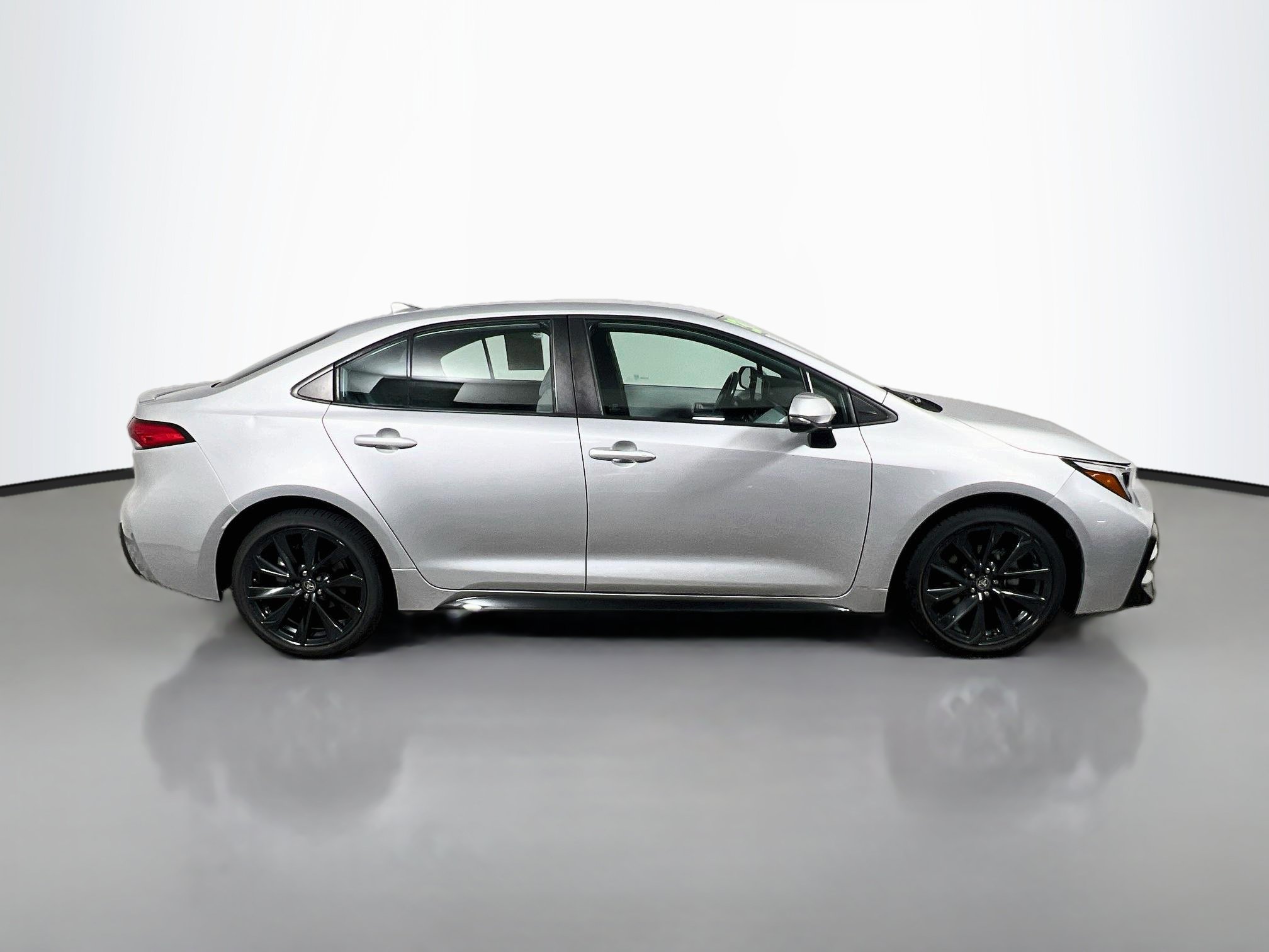 Used 2023 Toyota Corolla SE FWD image 3