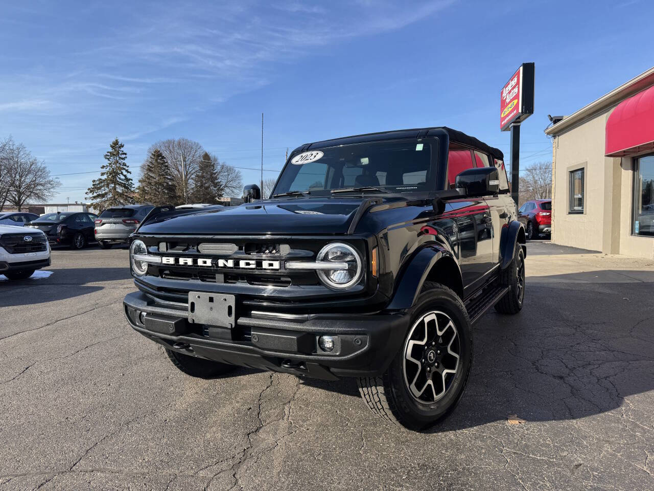 Used 2023 Ford Bronco Outer Banks image 2