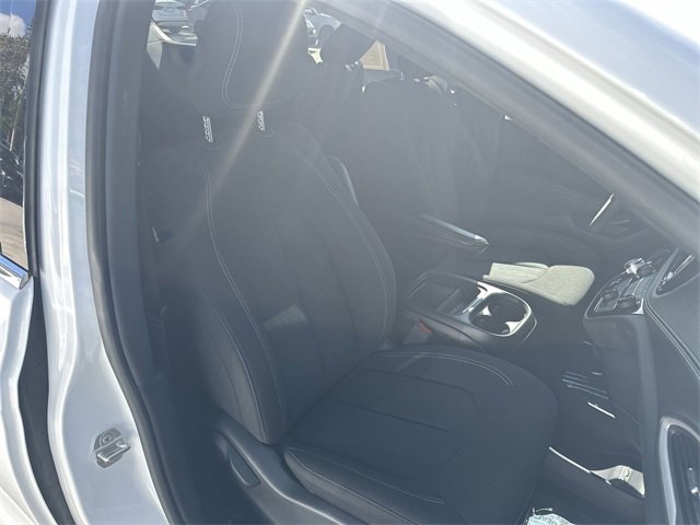 Used 2024 Chrysler Pacifica Touring image 28