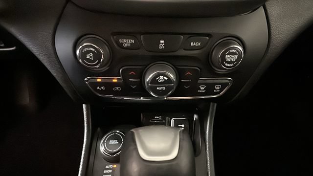 Used 2018 Jeep Cherokee Latitude Plus w/ Comfort/Convenience Group AWD/4WD image 22