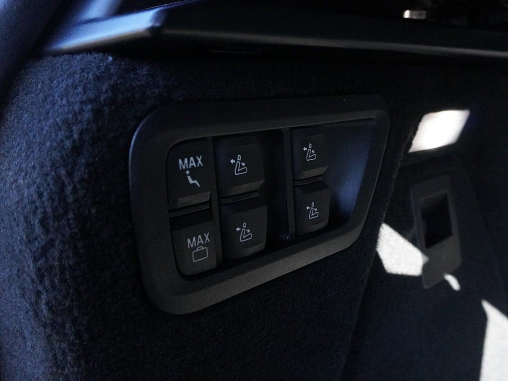 Used 2023 BMW X7 xDrive40i w/ Parking Assistance Package image 59