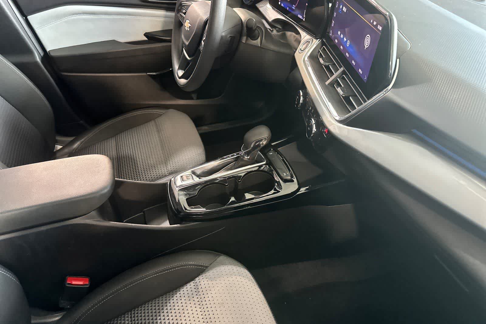 Used 2025 Chevrolet Trax LT FWD image 18