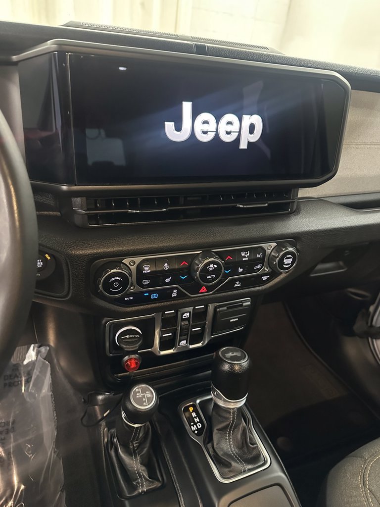 Used 2024 Jeep Wrangler Unlimited w/ Convenience Group AWD/4WD image 17