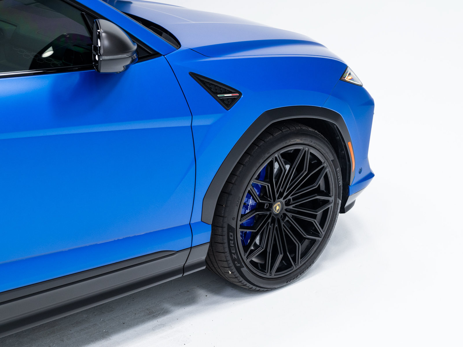 Used 2025 Lamborghini Urus SE AWD/4WD image 28