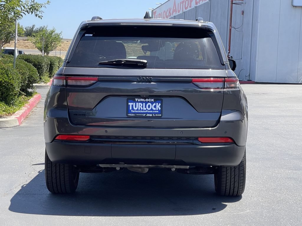 Used 2023 Jeep Grand Cherokee Altitude AWD/4WD image 3
