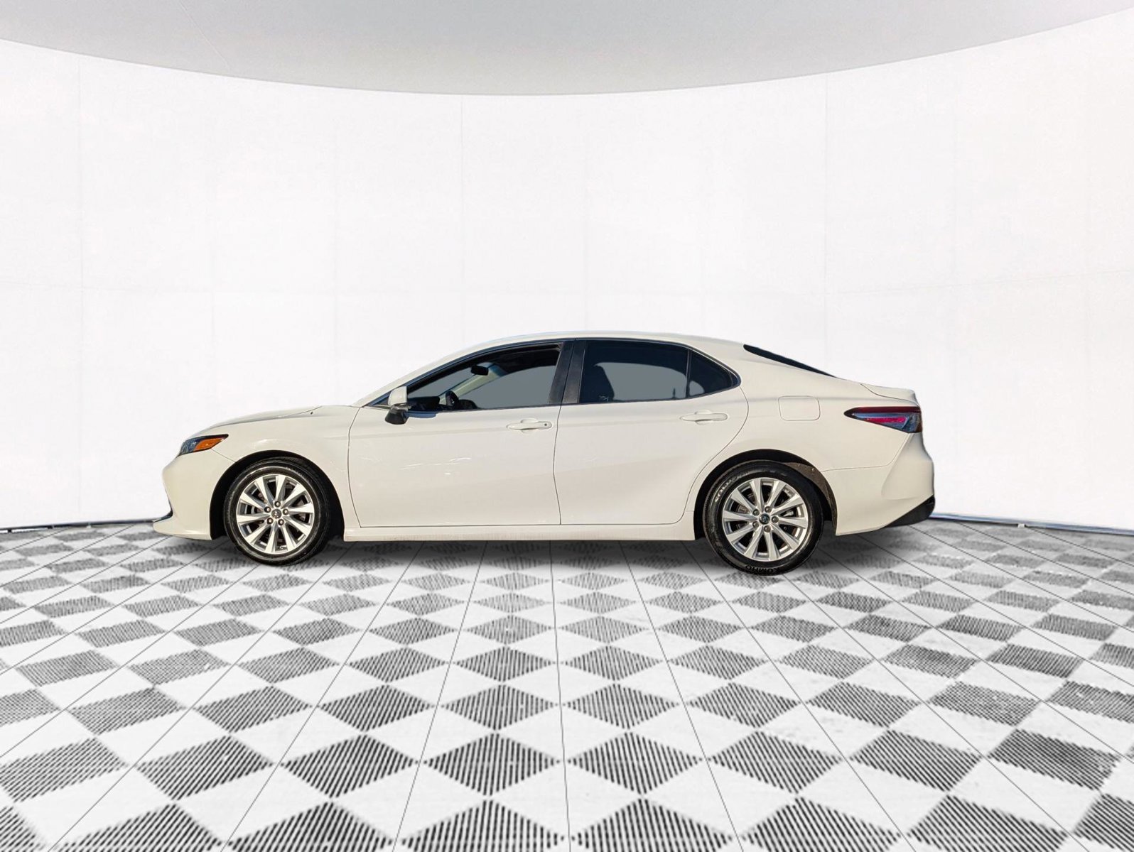 Used 2018 Toyota Camry LE FWD image 10