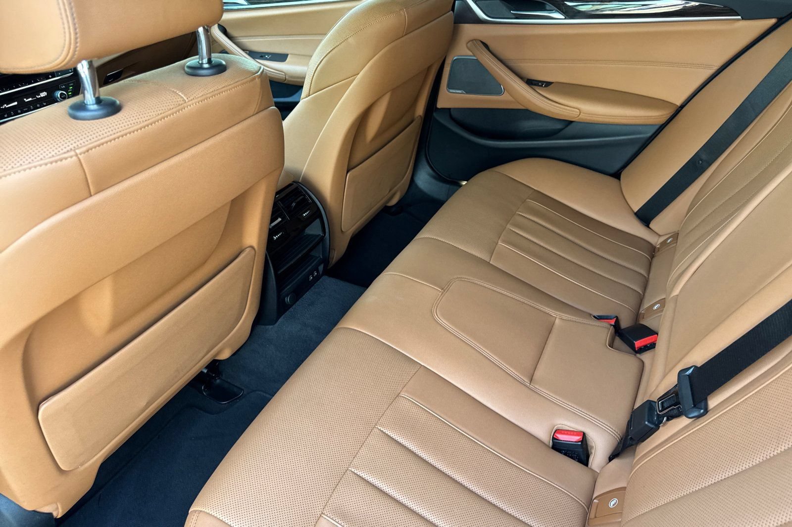 Used 2023 BMW 530i w/ Premium Package RWD image 13