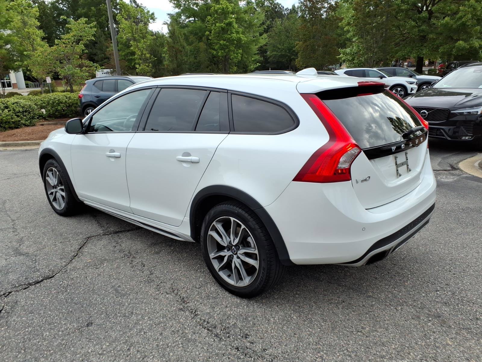 Used 2016 Volvo V60 T5 Cross Country Platinum AWD/4WD image 7