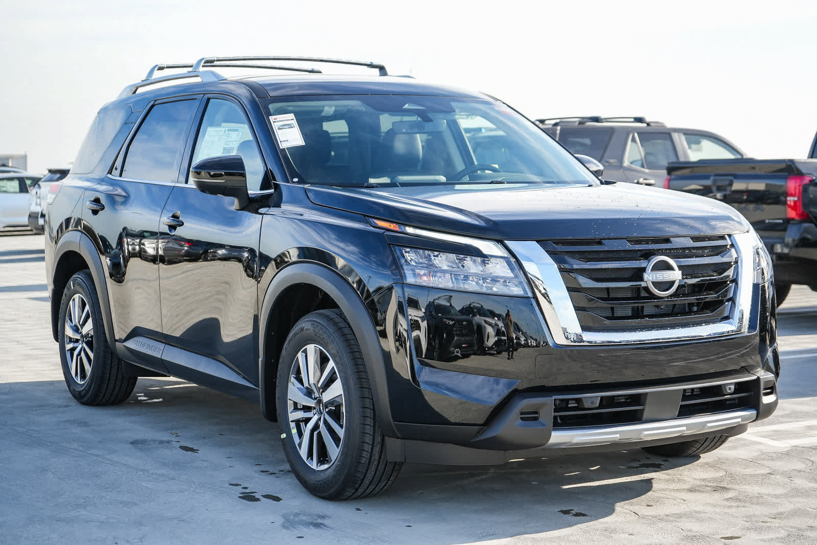 Used 2025 Nissan Pathfinder SL FWD image 3