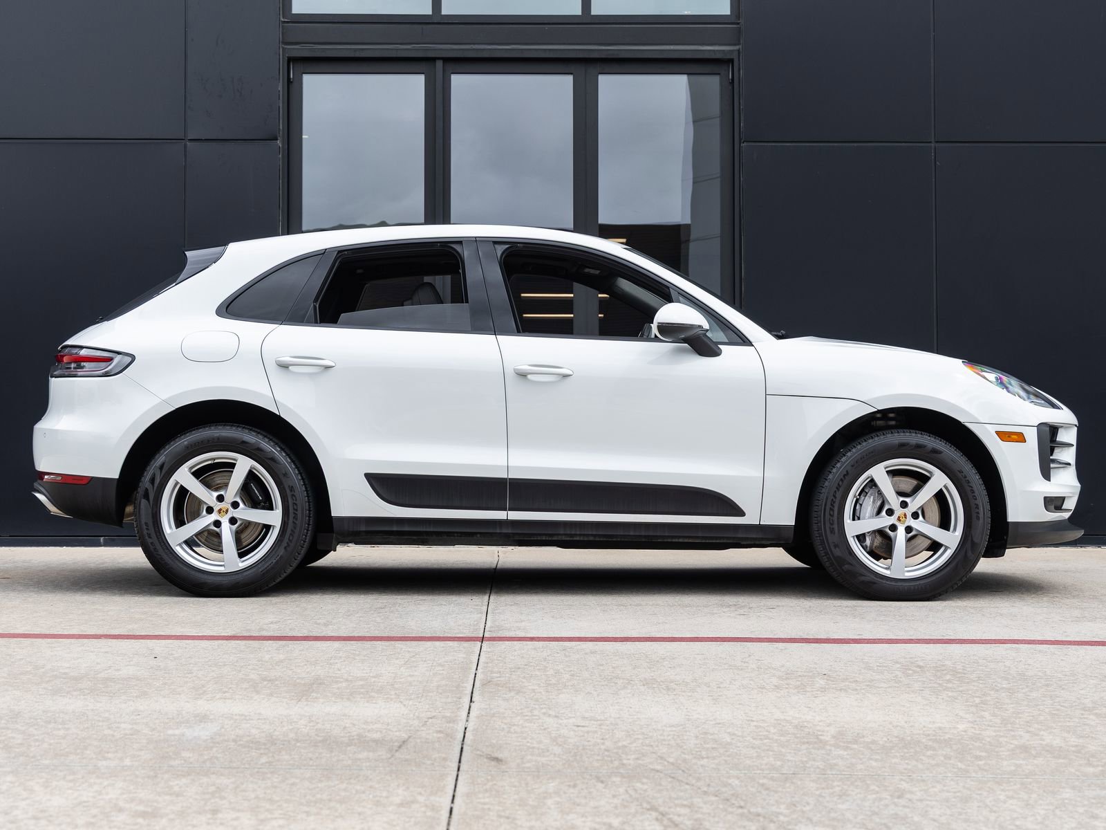 Certified 2021 Porsche Macan AWD/4WD image 12