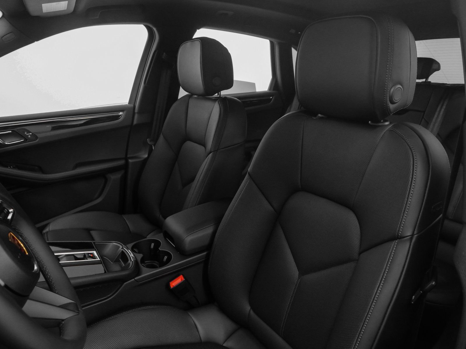 Certified 2025 Porsche Macan AWD/4WD image 5
