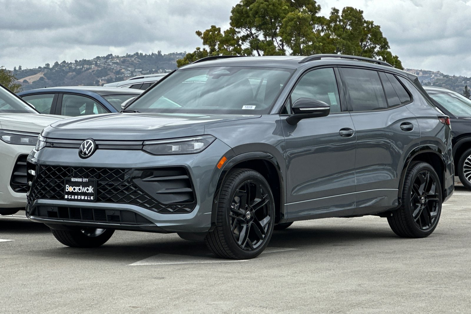 New 2026 Volkswagen Tiguan SE R-Line FWD image 8