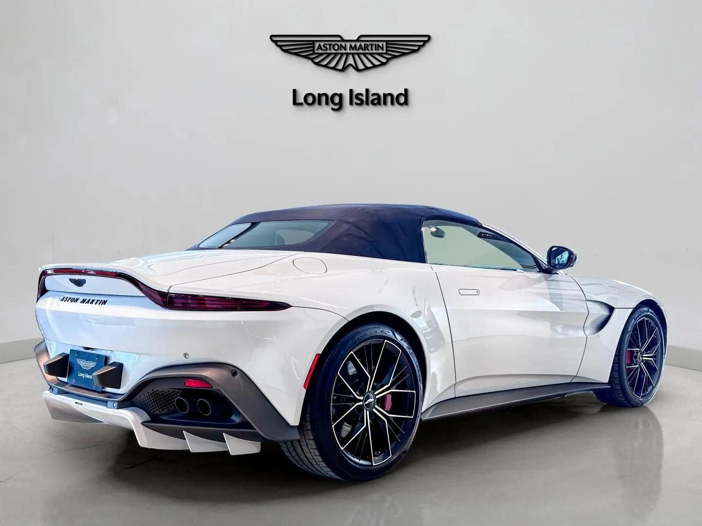 Used 2023 Aston Martin V8 Vantage Roadster image 11