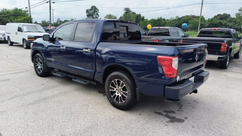 Used 2021 Nissan Titan SV w/ SV Convenience Package RWD image 3