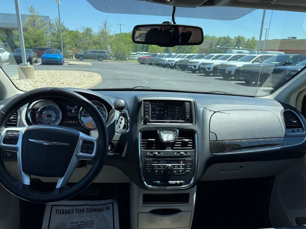Used 2015 Chrysler Town & Country Touring w/ Driver Convenience Group FWD image 13