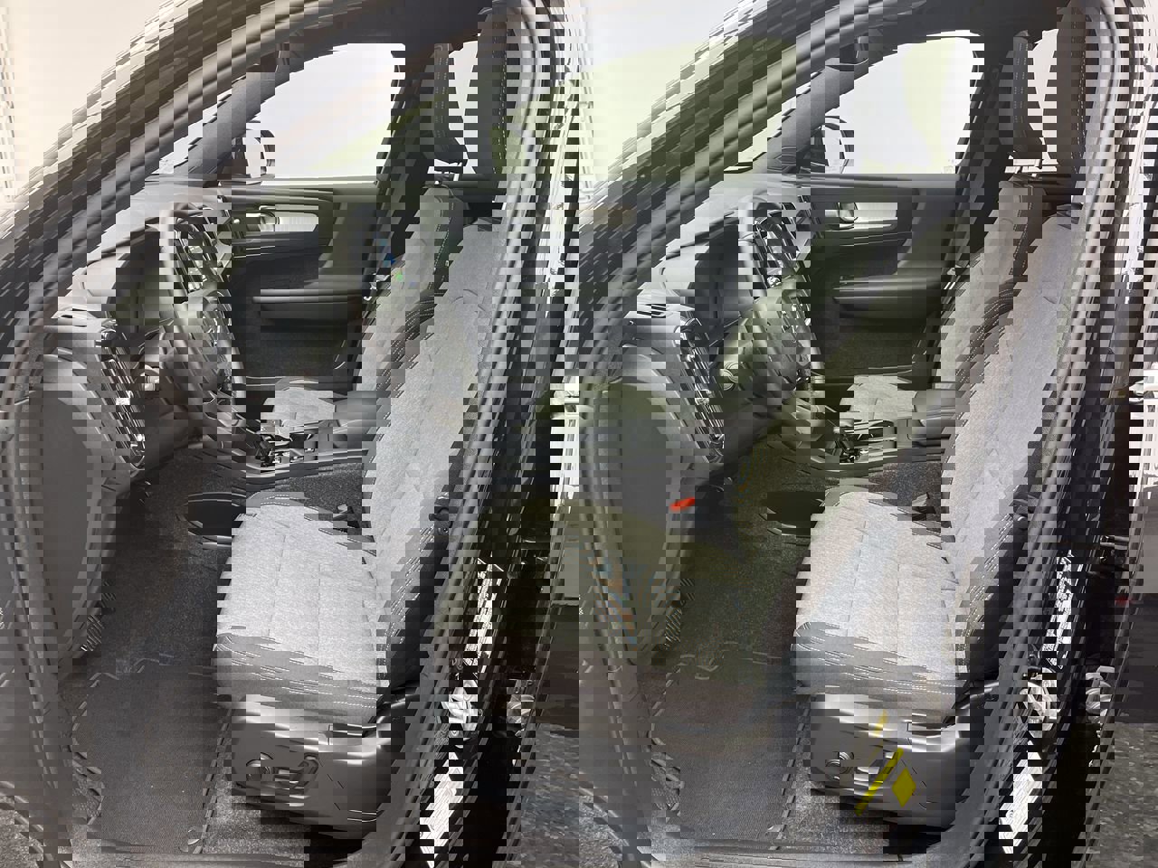 Used 2025 Volvo XC40 B5 Core image 3