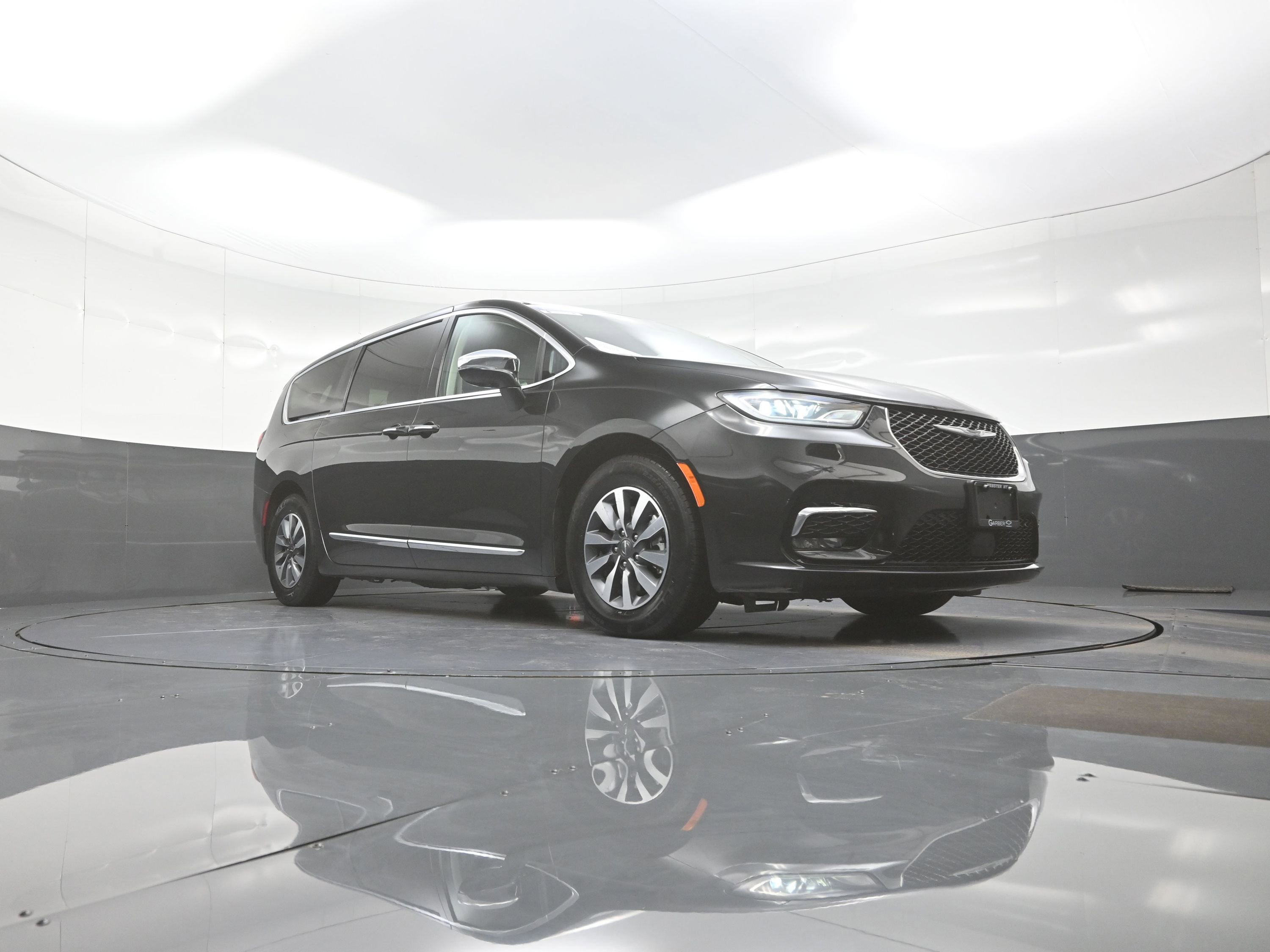 Used 2023 Chrysler Pacifica Limited FWD image 9