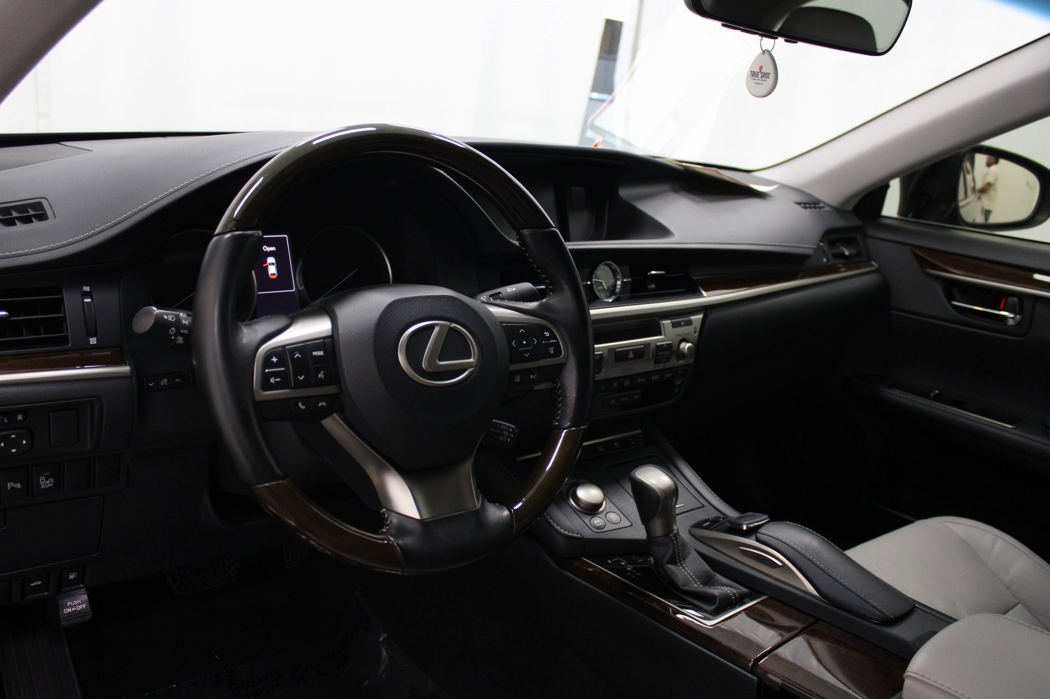 Used 2018 Lexus ES 300h image 16