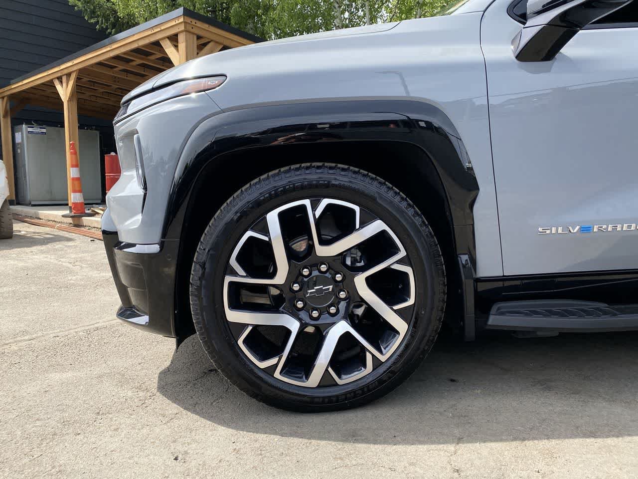 Used 2025 Chevrolet Silverado EV RST AWD/4WD image 11