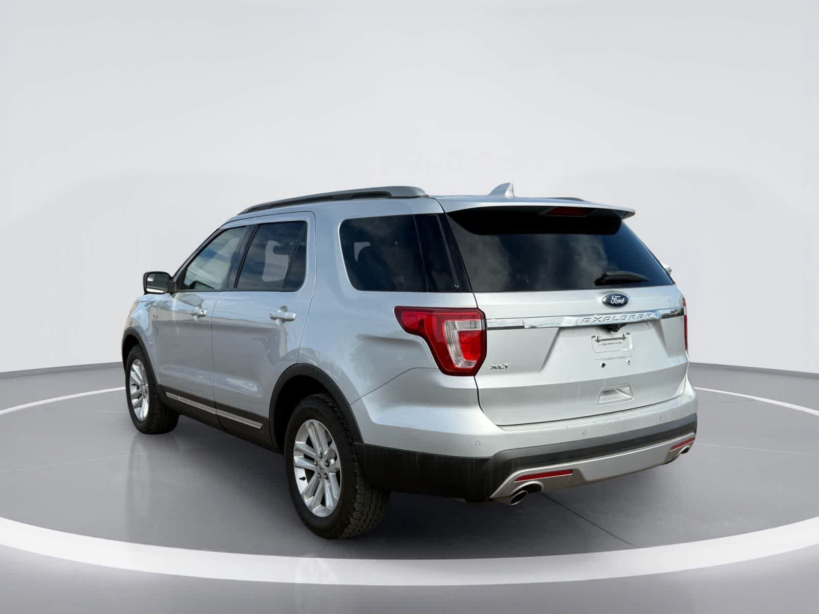 Used 2017 Ford Explorer XLT w/ Equipment Group 201A FWD image 4