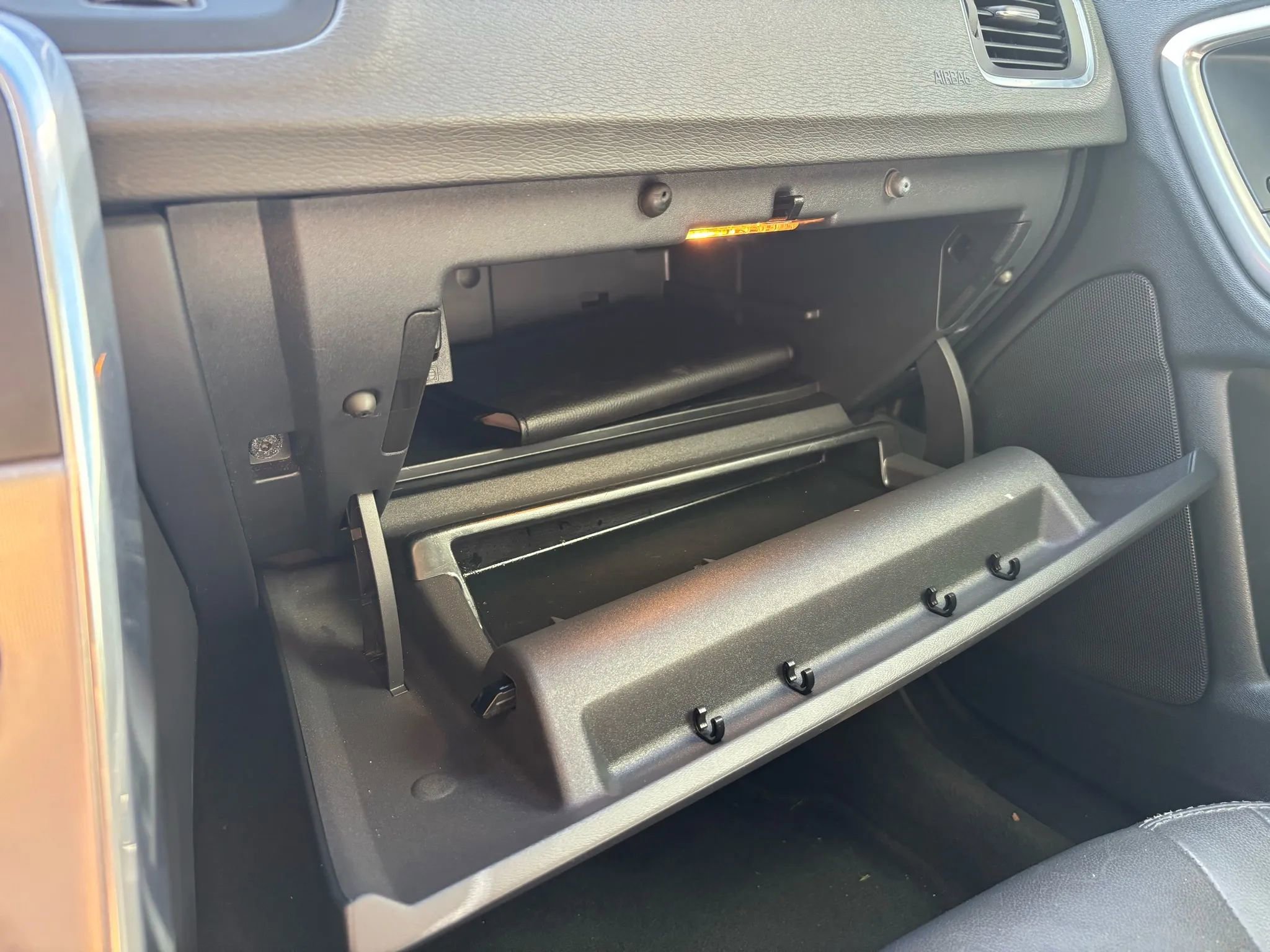 Used 2017 Volvo V60 T5 Premier w/ Convenience Package image 41