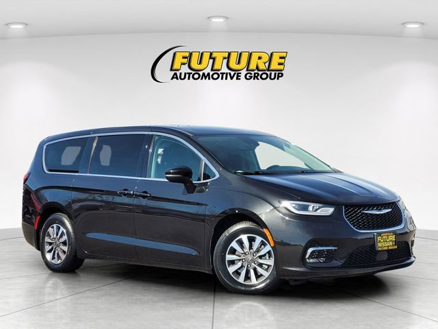 Used 2023 Chrysler Pacifica Touring-L image 1