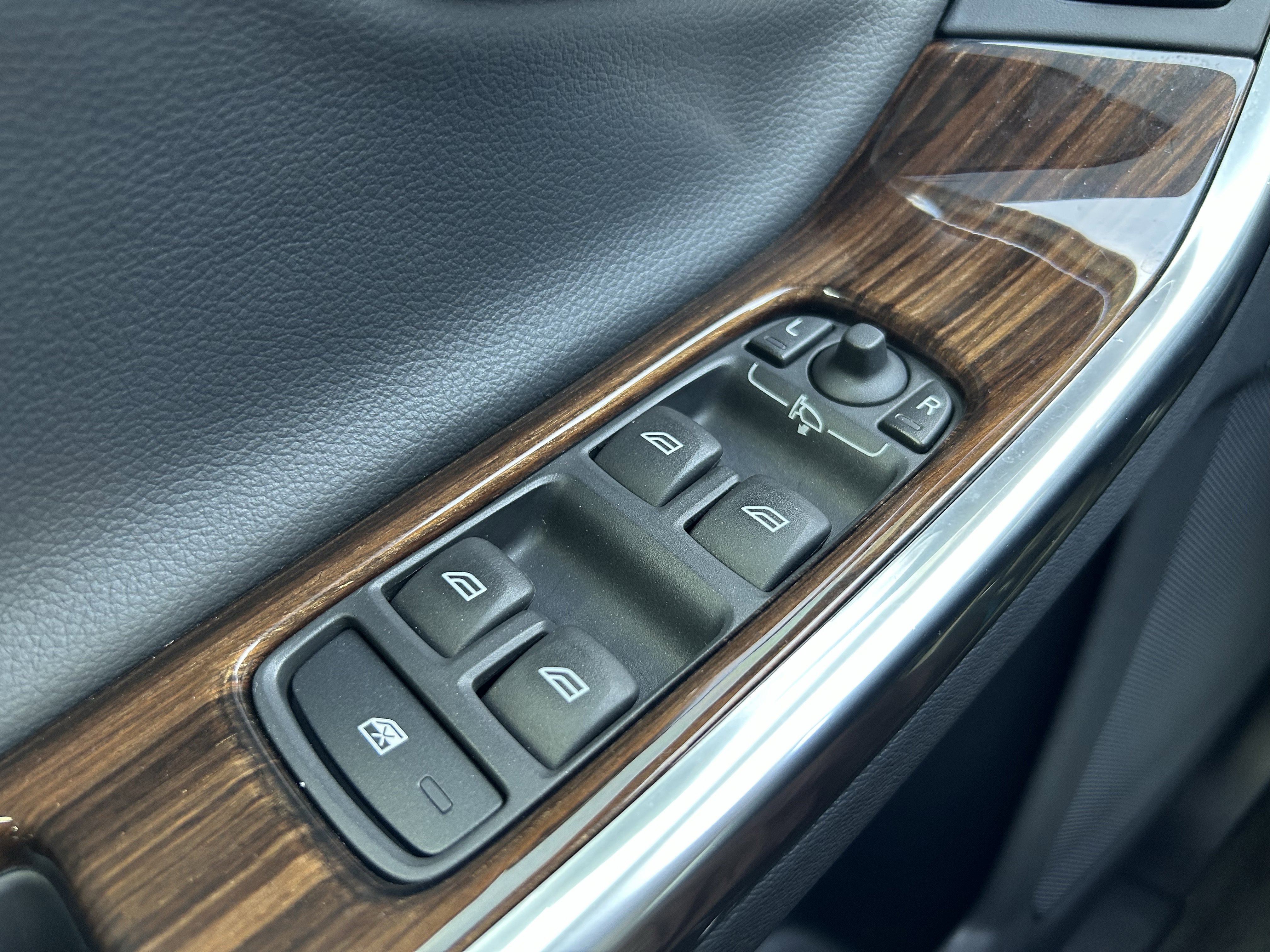 Used 2017 Volvo V60 T5 Platinum w/ Climate Package image 20