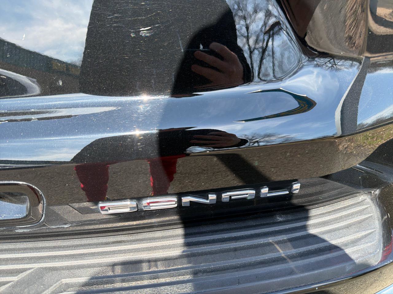 Used 2021 GMC Yukon XL Denali w/ Denali Premium Package image 8