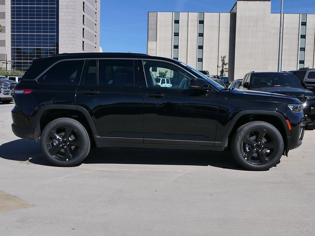 New 2026 Jeep Grand Cherokee Limited w/ Limited Altitude Package AWD/4WD image 2