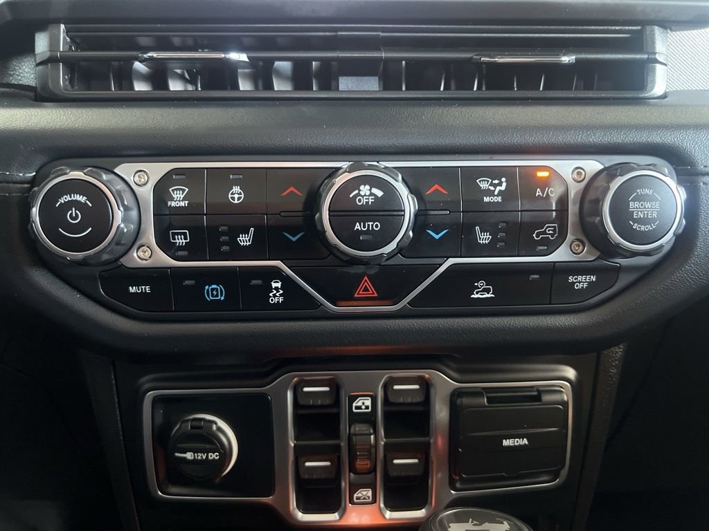 Used 2025 Jeep Wrangler Unlimited Sahara AWD/4WD image 55