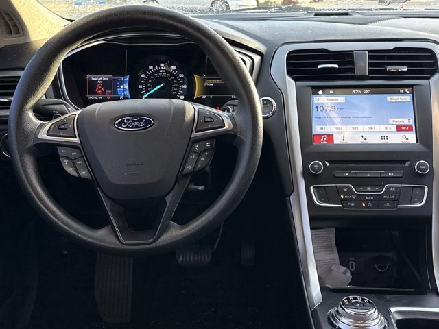 Used 2017 Ford Fusion SE w/ Fusion SE Technology Package image 4