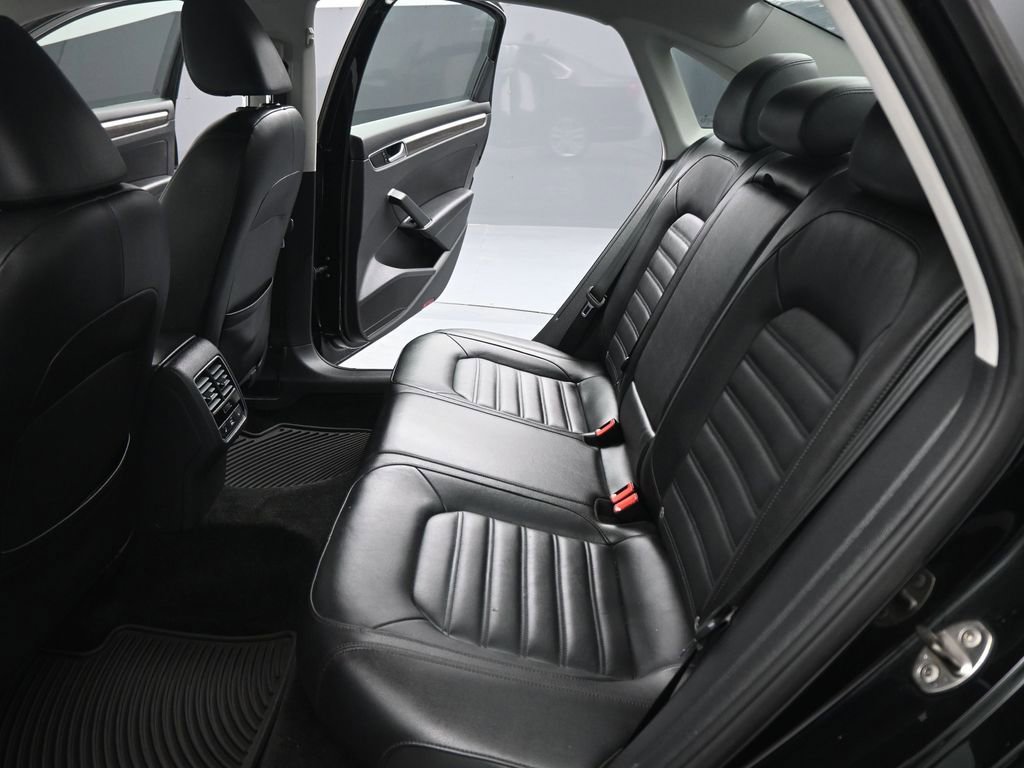 Used 2016 Volkswagen Passat 3.6 SEL Premium image 19