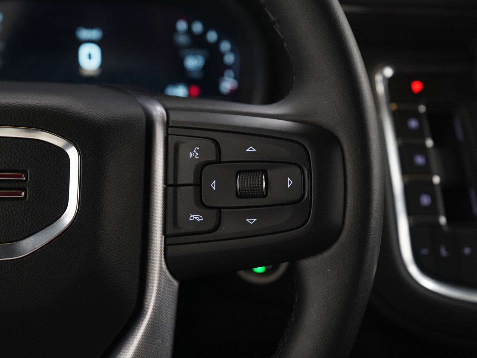 Used 2023 GMC Yukon XL SLE image 29