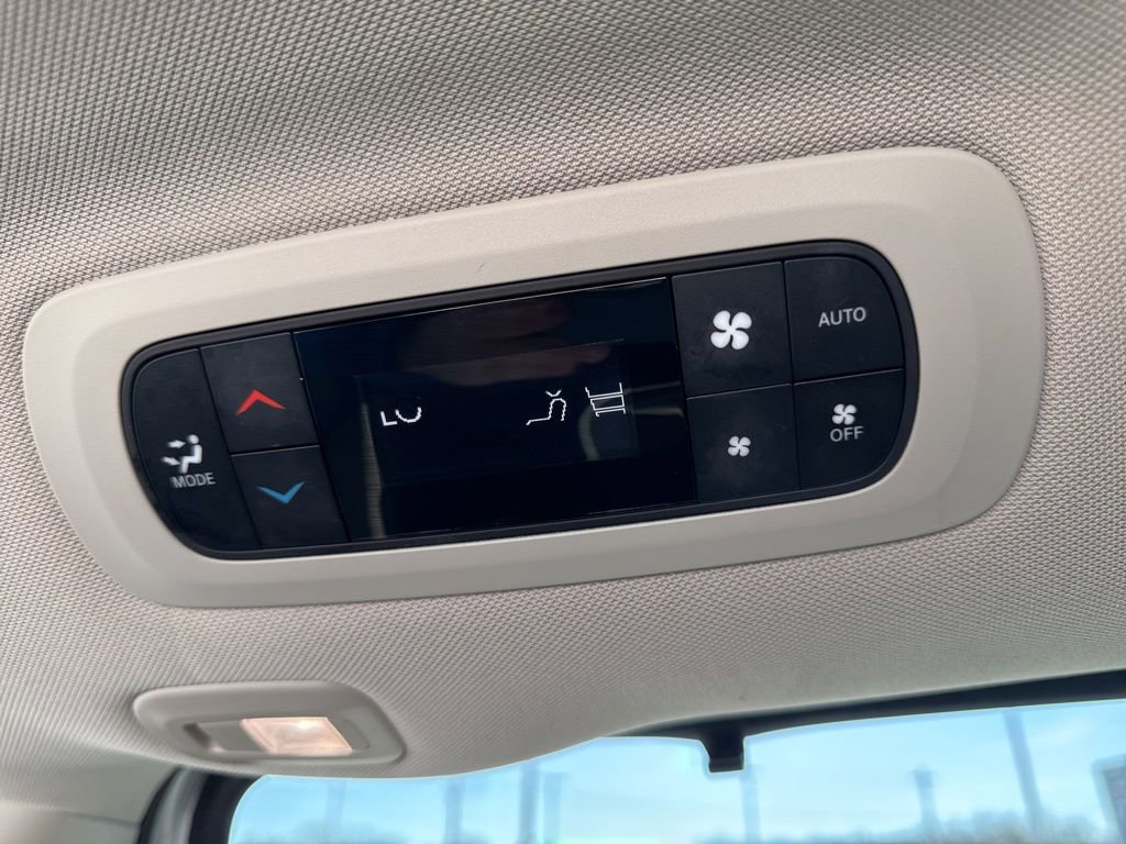 Used 2023 Chrysler Pacifica Limited image 39