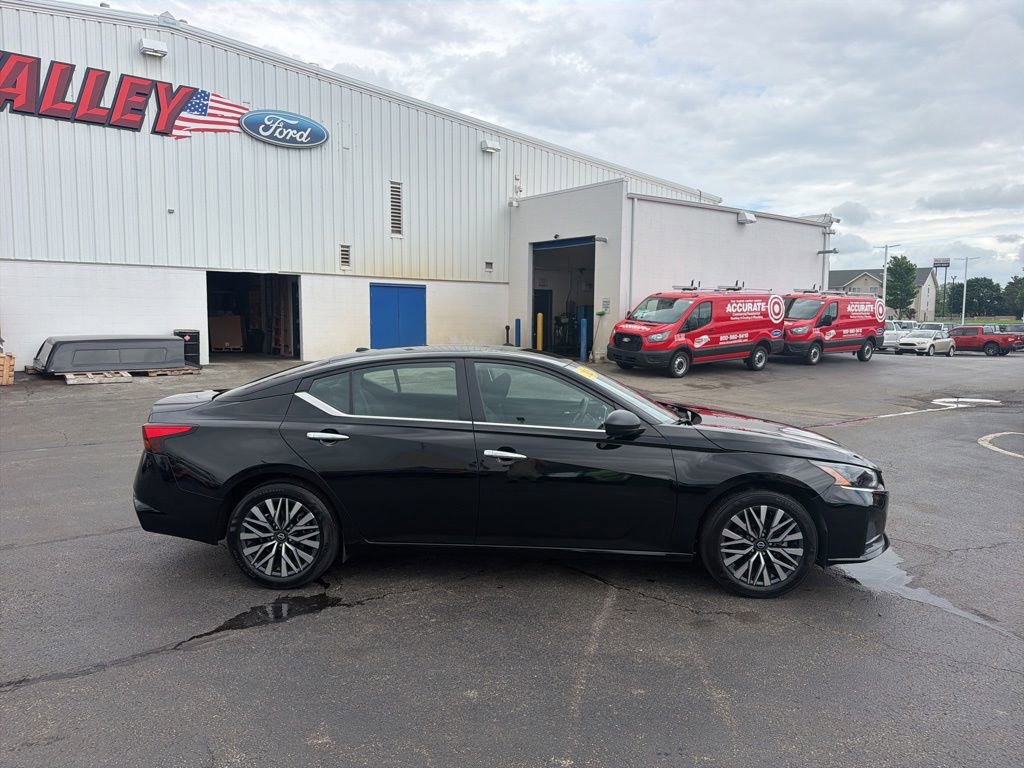 Used 2025 Nissan Altima 2.5 SV FWD image 8