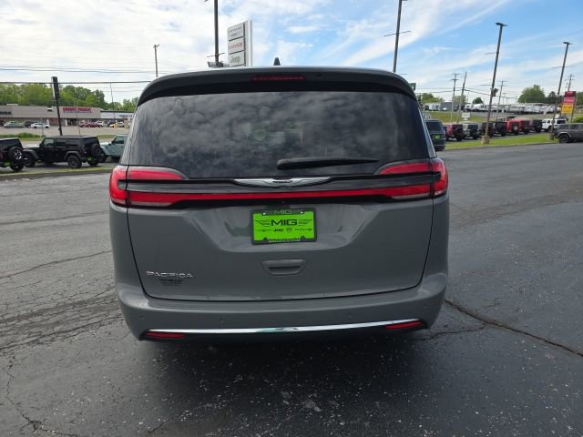 Used 2023 Chrysler Pacifica Touring-L FWD image 6