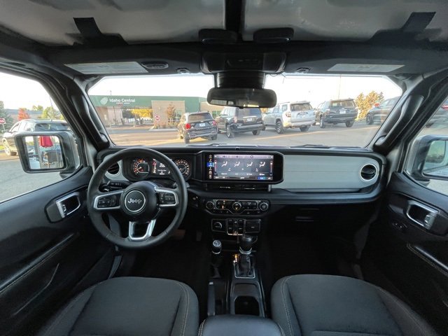 Used 2024 Jeep Wrangler Sahara image 29
