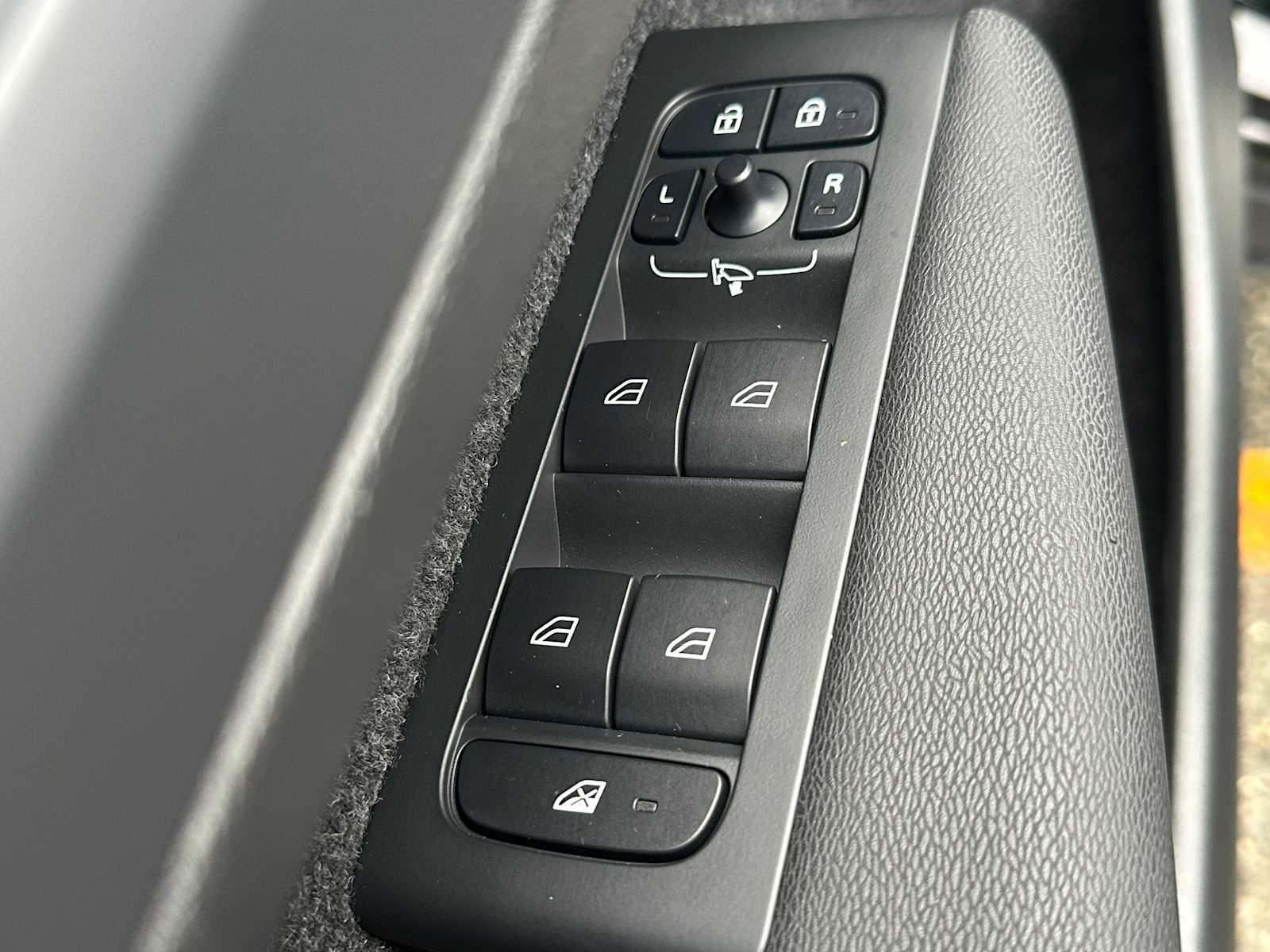 Used 2025 Volvo XC40 B5 Plus w/ Climate Package image 21