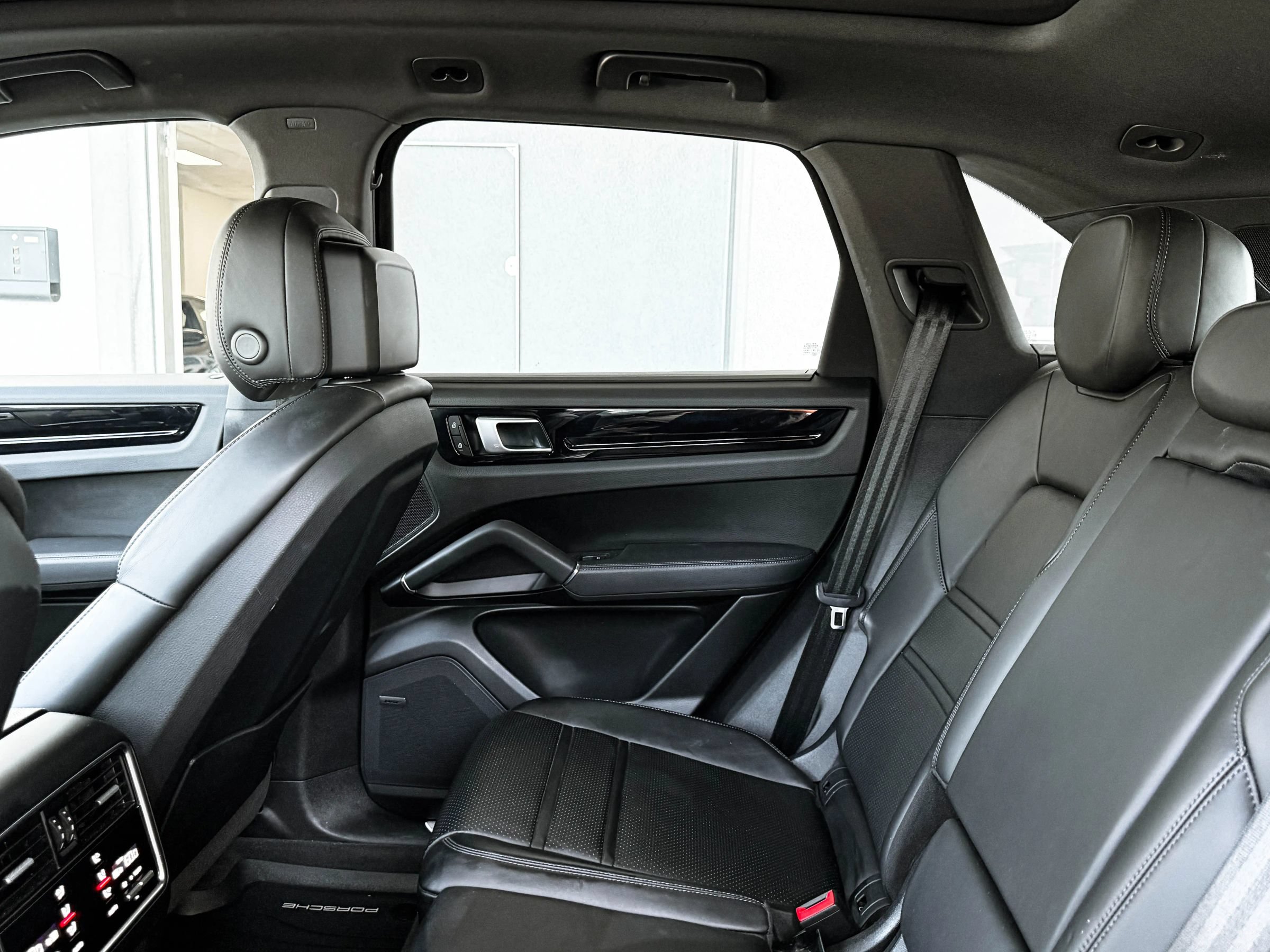 Used 2022 Porsche Cayenne Platinum Edition AWD/4WD image 24