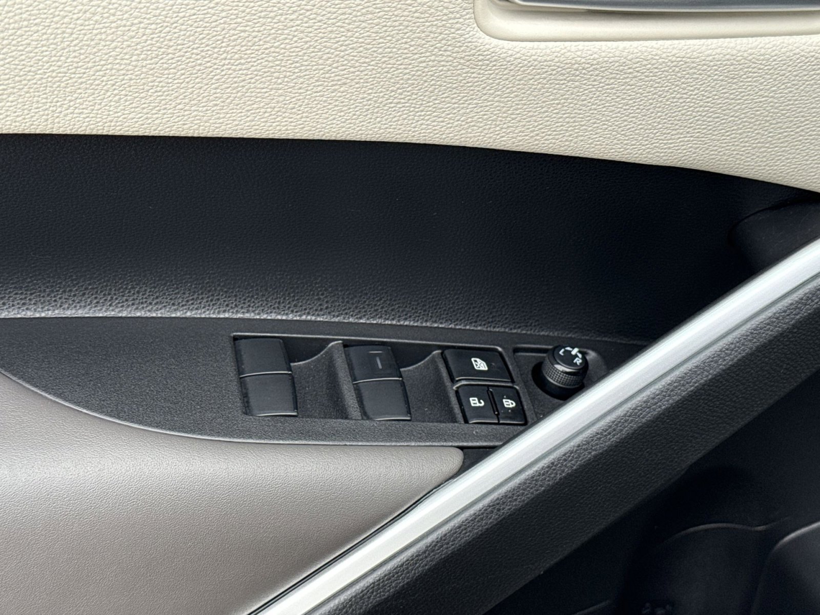 Used 2022 Toyota Corolla Cross XLE w/ Convenience Package image 15