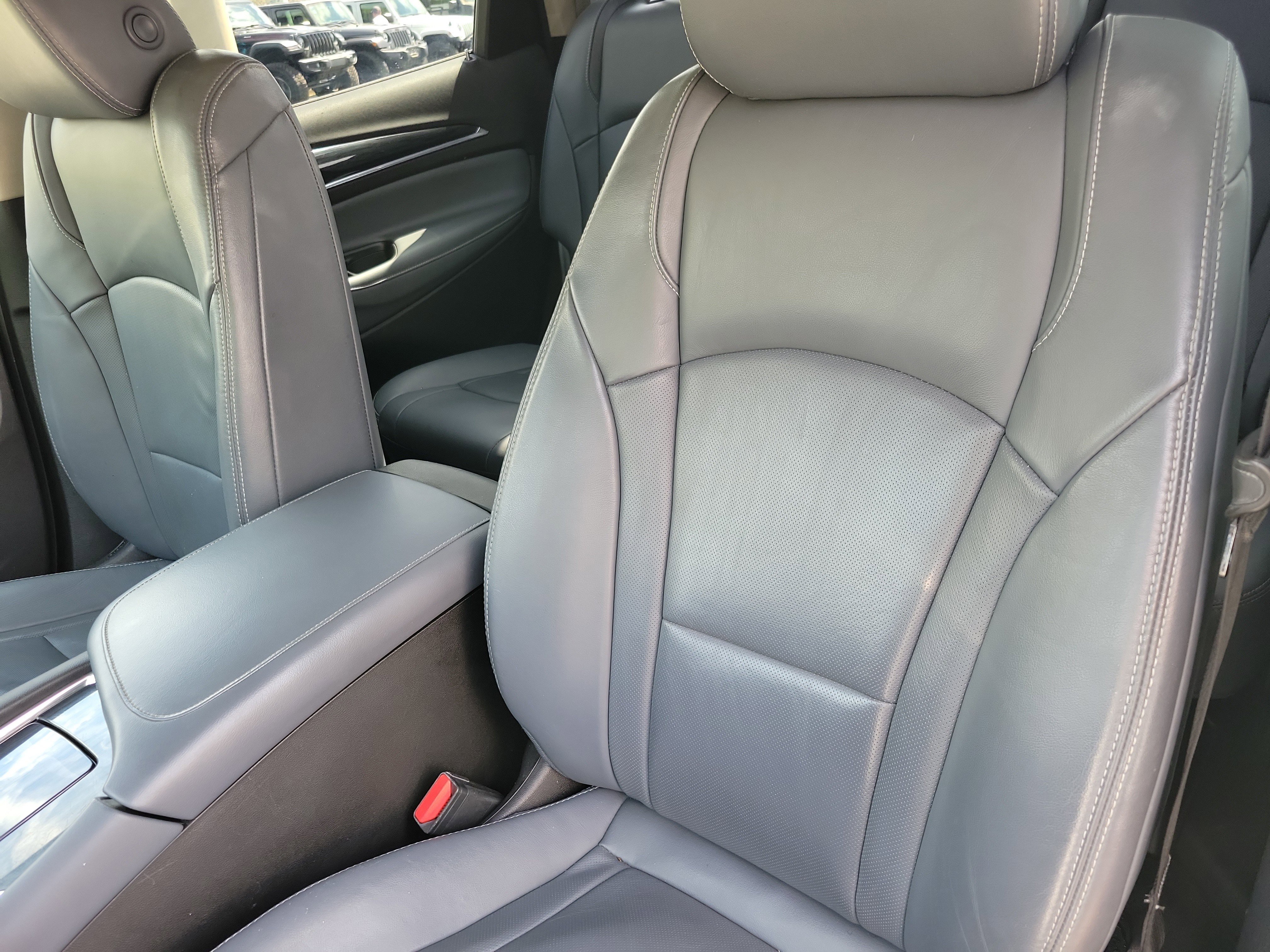 Used 2019 Buick Enclave Essence image 6